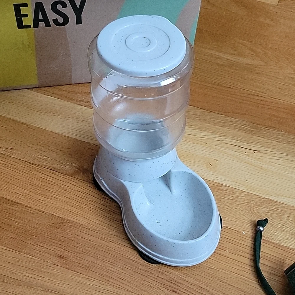 Gravity feeder